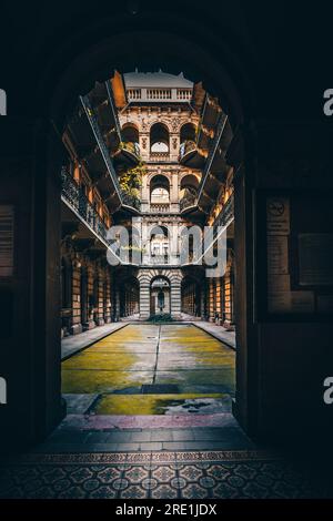 Les cours et arrière-cours célèbres et bien connus dans le quartier juif de Budapest en Hongrie. Typique de l'architecture hongroise dans la ville Banque D'Images