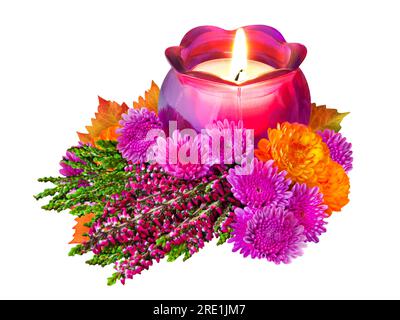 Automne et décoration naturelle avec bruyère, asters, bougie et feuilles isolé sur fond blanc Banque D'Images