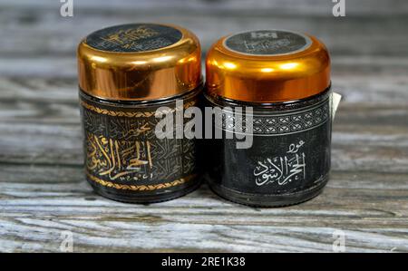 Gizeh, Égypte, juillet 21 2023 : l'encens Oud en pierre noire, un matériau biotique aromatique qui libère de la fumée parfumée lorsqu'il est brûlé. Le terme est utilisé pour eith Banque D'Images