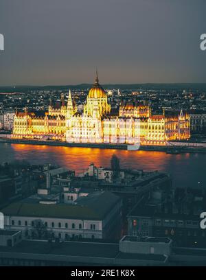 Belle vue sur le Palament à Budapest le soir / jour. Belle vue sur Budapest depuis le bastion Banque D'Images