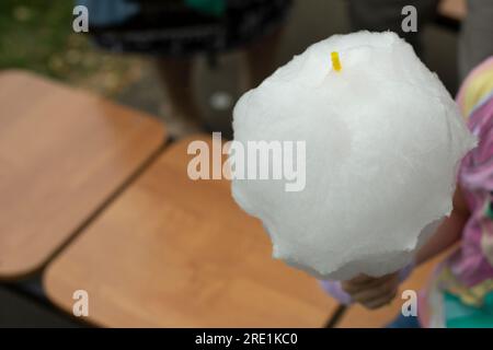 Coton doux. Sucre en poudre. Traitez sur le bâton. Friandise pour enfants. Banque D'Images