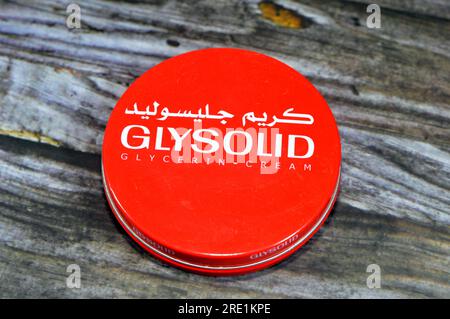 Gizeh, Egypte, juillet 21 2023 : Glysolid Skin Cream, une formule européenne avancée qui aide à lisser et adoucir la peau sèche à très sèche sur les mains, les pieds et b Banque D'Images