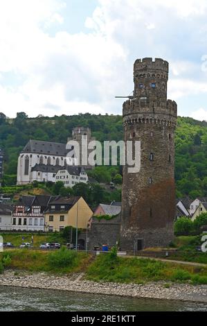 Châteaux, tours et flèches sont des attractions pittoresques réparties le long de la voie navigable moyenne de la vallée du Rhin. Banque D'Images