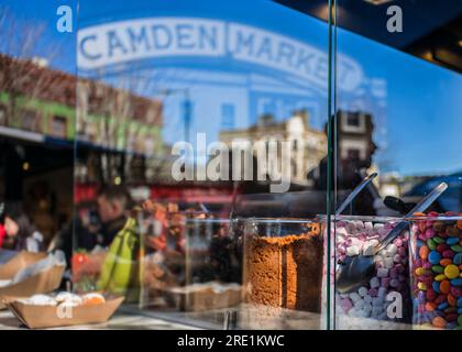 Reflets dans la fenêtre de boutique sucrée Camden marché Banque D'Images