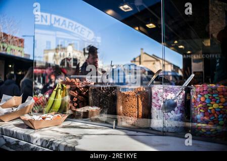 Reflets dans la fenêtre de boutique sucrée Camden marché Banque D'Images