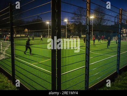 Terrain Astro, éclairé la nuit, football joué Banque D'Images