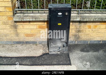 Uxbridge, London Borough of Hillingdon, Royaume-Uni. 20 juillet 2023. Les travailleurs installaient des boîtes de signalisation TfL et des lampoteaux à Uxbridge aujourd'hui prêts pour l'installation des caméras ULEZ, Ultra Low Emission. La ville et certaines parties de l'ouest de Londres vont faire partie de la zone à ultra-faibles émissions proposée par le maire travailliste de Londres Sadiq Khan. Les caméras ULEZ à travers Londres sont volées par des militants anti-ULEZ. Crédit : Maureen McLean/Alamy Banque D'Images