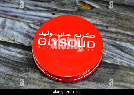 Gizeh, Egypte, juillet 21 2023 : Glysolid Skin Cream, une formule européenne avancée qui aide à lisser et adoucir la peau sèche à très sèche sur les mains, les pieds et b Banque D'Images