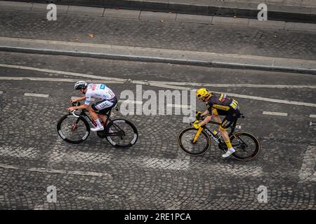 Paris, France. 23 juillet 2023. Nathan Van Hooydonck a vu poursuivre Marc Soler sur les champs-Elysées. Arrivée sur les champs Elysées à Paris sur la 21e et dernière étape du Tour de France, avec une participation massive de fans danois pour célébrer la victoire de Jonas Vingegaard de l'équipe Jumbo-Visma. Au sprint final, le Belge Jordi Meeus devance Jasper Philipsen et remporte la dernière étape. Crédit : SOPA Images Limited/Alamy Live News Banque D'Images