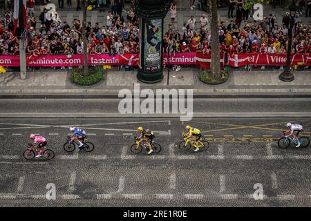 Paris, France. 23 juillet 2023. Des fans vus regarder le peloton passer sur les champs Elysées. Arrivée sur les champs Elysées à Paris sur la 21e et dernière étape du Tour de France, avec une participation massive de fans danois pour célébrer la victoire de Jonas Vingegaard de l'équipe Jumbo-Visma. Au sprint final, le Belge Jordi Meeus devance Jasper Philipsen et remporte la dernière étape. (Photo Telmo Pinto/SOPA Images/Sipa USA) crédit : SIPA USA/Alamy Live News Banque D'Images