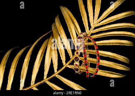 photo de bijoux sur fond noir Banque D'Images