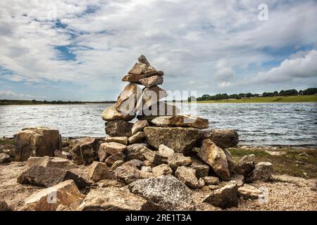 Un tas de roches sur l'estran du réservoir Colliford, Lake, sur Bodmin Moor en Cornwall Banque D'Images