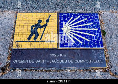 Marquage du chemin de pèlerinage vers Saint-Jacques-de-Compostelle situé sur le parvis de la cathédrale de Chartres indiquant la distance restante (1625 km) Banque D'Images