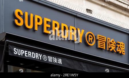 Enseigne commerciale et logo d'un magasin Superdry. Superdry est une marque britannique de prêt-à-porter présente dans le monde entier Banque D'Images