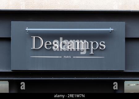 Plan rapproché de l'enseigne d'un magasin Descamps. Descamps est une entreprise textile française qui fabrique et commercialise du linge de maison (draps, serviettes, etc Banque D'Images