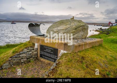 Le mémorial du phare des îles Flannan sur la plage de Breasclete Isle of Lewis Banque D'Images