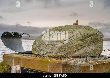 Le mémorial du phare des îles Flannan sur la plage de Breasclete Isle of Lewis Banque D'Images