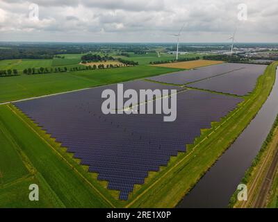 Photo aérienne drone d'un grand champ avec panneaux solaires aux pays-Bas. Banque D'Images