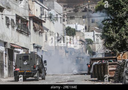 Nalus, Palestine. 24 juillet 2023. De la fumée monte près d ' un véhicule militaire israélien, après qu ' un engin explosif artisanal posé par des jeunes Palestiniens ait explosé près de lui au cours d ' une opération militaire à l ' intérieur du camp, à l ' est de Naplouse, en Cisjordanie occupée. L ' armée israélienne a attaqué les camps de Nour Shams, à l ' est de Tulkarem, et Aqabat Jabr à Jéricho (Askar), à l ' est de Naplouse, au cours d ' une opération conjointe visant à arrêter les personnes recherchées. Crédit : SOPA Images Limited/Alamy Live News Banque D'Images