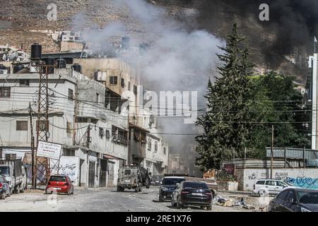 Nalus, Palestine. 24 juillet 2023. De la fumée monte près d ' un véhicule militaire israélien, après qu ' un engin explosif artisanal posé par des jeunes Palestiniens ait explosé près de lui au cours d ' une opération militaire à l ' intérieur du camp, à l ' est de Naplouse, en Cisjordanie occupée. L ' armée israélienne a attaqué les camps de Nour Shams, à l ' est de Tulkarem, et Aqabat Jabr à Jéricho (Askar), à l ' est de Naplouse, au cours d ' une opération conjointe visant à arrêter les personnes recherchées. (Photo de Nasser Ishtayeh/SOPA Images/Sipa USA) crédit : SIPA USA/Alamy Live News Banque D'Images