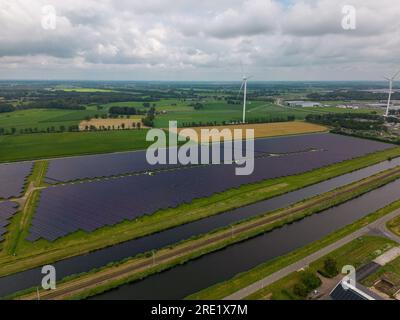 Photo aérienne drone d'un grand champ avec panneaux solaires aux pays-Bas. Banque D'Images