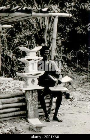 Artisans sculptant des tabourets traditionnels en bois à Dodowa, Greater Accra, Ghana Banque D'Images