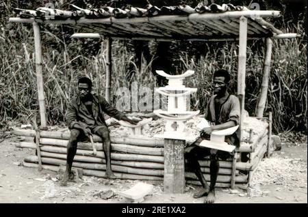 Artisans sculptant des tabourets traditionnels en bois à Dodowa, Greater Accra, Ghana Banque D'Images