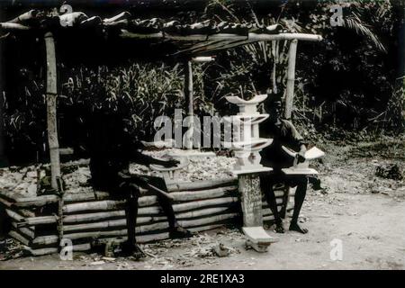 Artisans sculptant des tabourets traditionnels en bois à Dodowa, Greater Accra, Ghana Banque D'Images