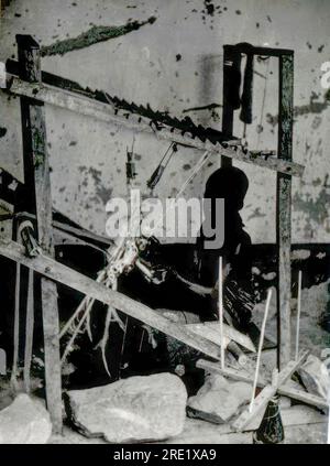 Une jeune personne qui tisse des tissus à Dodowa, Ghana vers 1959 Banque D'Images