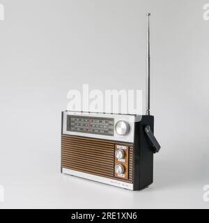 Radio authentique des années 70 Vue avant droite. Isolé sur fond blanc. Traces de temps et éraflures sur l'affaire Banque D'Images