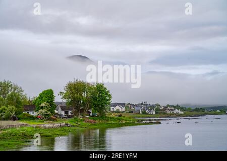 Broadford île de Skye avec les montagnes derrière couvertes de brume Banque D'Images