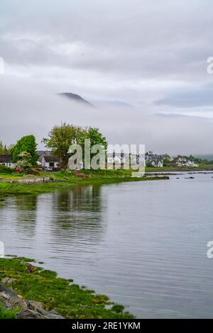 Broadford île de Skye avec les montagnes derrière couvertes de brume Banque D'Images