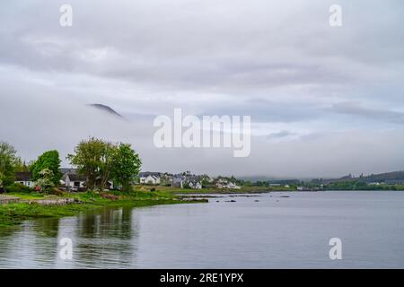 Broadford île de Skye avec les montagnes derrière couvertes de brume Banque D'Images