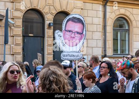 Lapanen. Panneau fait à la main avec photo du Premier ministre Petteri Orpo à Nollatoleranssi! manifestation contre la politique d'extrême droite au gouvernement. Banque D'Images