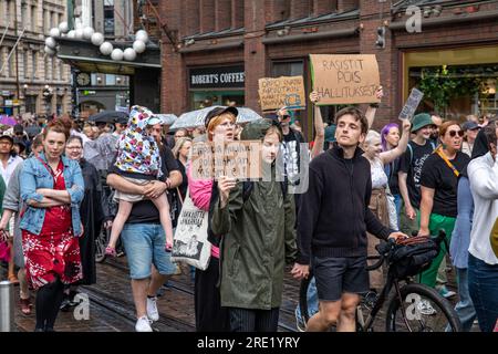 Tolérance zéro ! Des racistes des manifestants du gouvernement défilent avec des pancartes en carton sur Aleksanterinkatu à Helsinki, Finlande. Banque D'Images