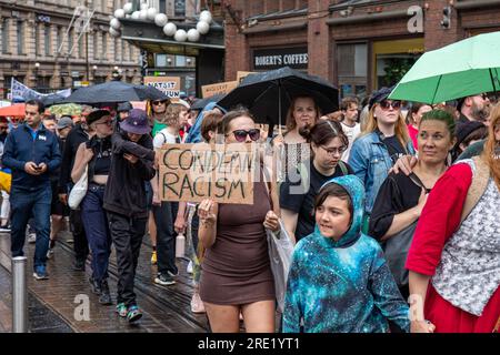 Condamner le racisme. Manifestant tenant une pancarte en carton à Nollatoleranssi ! Manifestation contre le racisme à Helsinki, Finlande. Banque D'Images