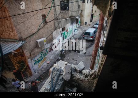 Tulkarm, Palestine. 24 juillet 2023. Vue des dommages causés par l'incursion de l'armée israélienne dans le camp de réfugiés de Nur Shams, dans le camp près de la ville de Tulkarem. L ' armée israélienne a attaqué les camps de Nour Shams, à l ' est de Tulkarem, et Aqabat Jabr à Jéricho (Askar), à l ' est de Naplouse, au cours d ' une opération conjointe visant à arrêter les personnes recherchées. Crédit : SOPA Images Limited/Alamy Live News Banque D'Images