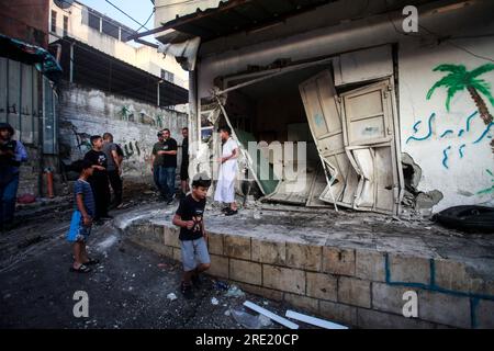 Tulkarm, Palestine. 24 juillet 2023. Vue des dommages causés par l'incursion de l'armée israélienne dans le camp de réfugiés de Nur Shams, dans le camp près de la ville de Tulkarem. L ' armée israélienne a attaqué les camps de Nour Shams, à l ' est de Tulkarem, et Aqabat Jabr à Jéricho (Askar), à l ' est de Naplouse, au cours d ' une opération conjointe visant à arrêter les personnes recherchées. (Photo de Nasser Ishtayeh/SOPA Images/Sipa USA) crédit : SIPA USA/Alamy Live News Banque D'Images