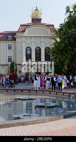 Événement culturel alors que des jeunes du monde entier en costume traditionnel se rencontrent et se produisent. À côté de la mairie, Plovdiv, Bulgarie, 24 juillet 2023. Banque D'Images