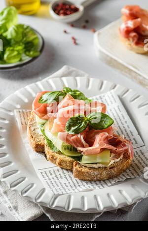 bruschetta au jamon et au fromage Banque D'Images