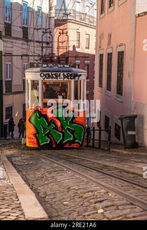 Explorez l'Altstadt historique avec des bâtiments emblématiques, des ascenseurs et des tramways dans les anciennes voies Banque D'Images