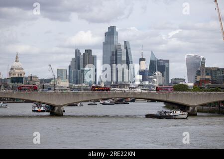 Vue sur Waterloo Bridge avec la City of London, quartier financier à la distance de Hungerford Bridge, centre de Londres, Angleterre, Royaume-Uni Banque D'Images