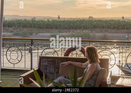 Femme contemplant la vue depuis un bateau sur le Nil Banque D'Images