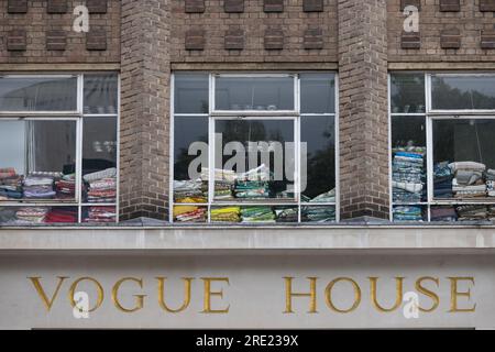 Vogue House, domicile du magazine britannique Vogue à Londres, l'emblématique immeuble de bureaux de 7 étages dans le siège de Mayfair W1 de Condé Nast, Hanover SQ. Banque D'Images