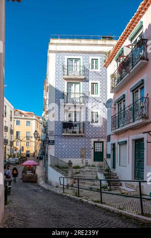 Explorez l'Altstadt historique avec des bâtiments emblématiques, des ascenseurs et des tramways dans les anciennes voies Banque D'Images