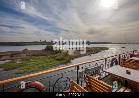 Vue sur le Nil depuis le pont supérieur d'un bateau fluvial Banque D'Images