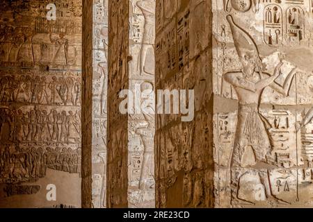 Colonnes carrées sculptées représentant Ramsès III, Medinet Habu Banque D'Images