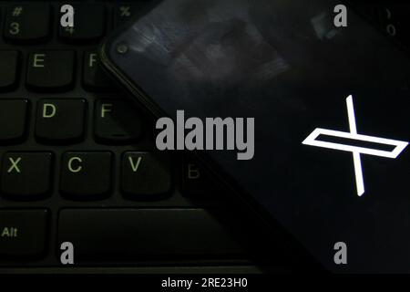 Sleman, Yogyakarta, Indonésie. 25 juillet 2023. Sur cette photo, le nouveau logo Twitter est visible sur l'écran du smartphone. Le plus grand actionnaire de Twitter, Elon Musk, a décidé de changer le logo de la plateforme de médias sociaux. À partir du lundi 24 juillet 2023, le logo Twitter passera d'un oiseau à un 'Xâ (image de crédit : © Angga Budhiyanto/ZUMA Press Wire) À USAGE ÉDITORIAL UNIQUEMENT! Non destiné à UN USAGE commercial ! Banque D'Images