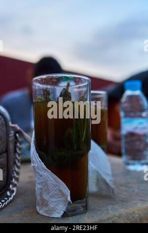Un verre de thé marocain ou Atay Banque D'Images