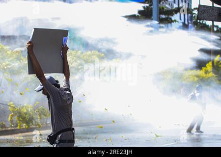 Colombo, Sri Lanka. 23 juillet 2023. L'armée sri-lankaise interrompt un rassemblement de l'Union de la jeunesse socialiste (SYU) à Colombo, au Sri Lanka, le 23 juillet 2023. (Photo de Saman Abesiriwardana/Pacific Press/Sipa USA crédit : SIPA USA/Alamy Live News Banque D'Images